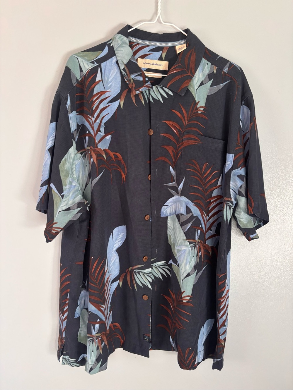 Tommy Bahama XL Button up Short Sleeve Shirt.